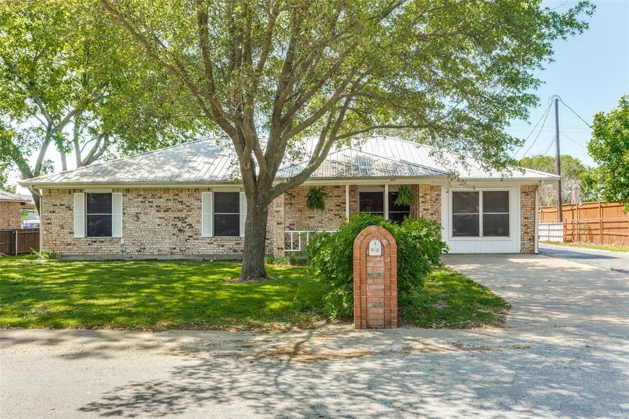 321 E Wilson Avenue, Pilot Point, TX 76258