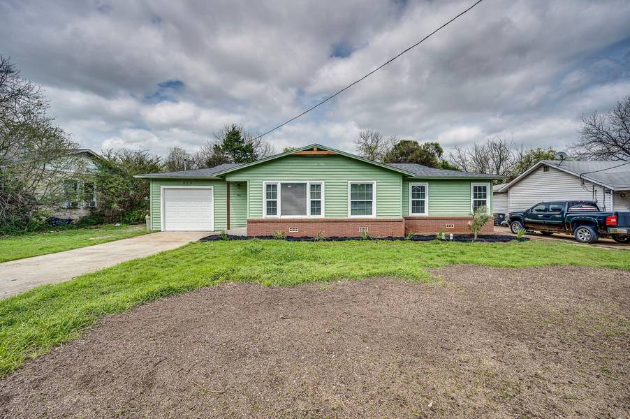 212 Woodard Avenue, Cleburne, TX 76033