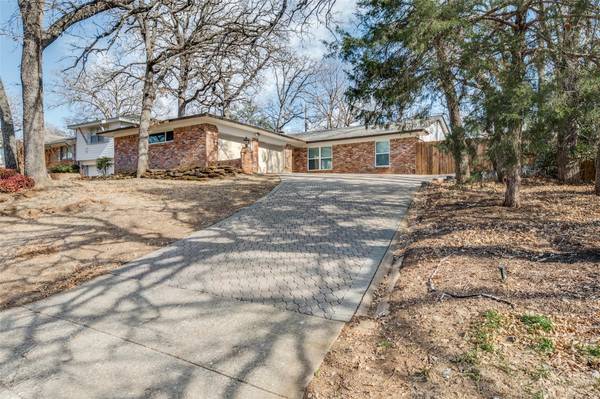 1136 Brookside Drive, Hurst, TX 76053