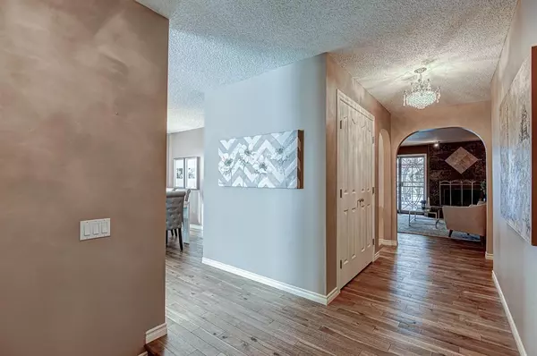 Calgary, AB T2V 4Y1,92 Oakmount WAY SW