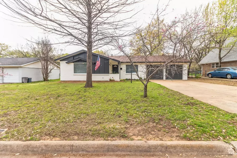 201 W Huitt Lane, Euless, TX 76040