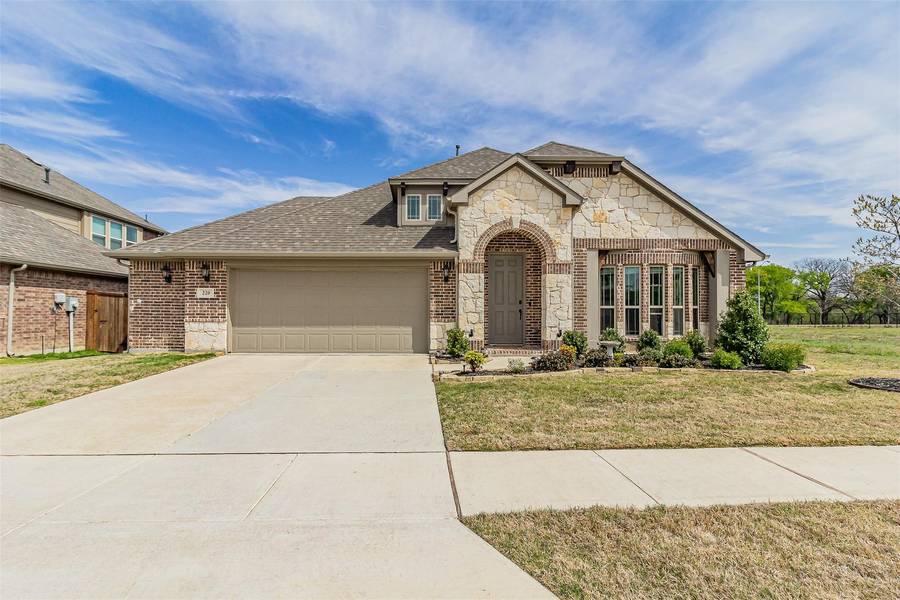 220 Oakcrest Drive, Justin, TX 76247