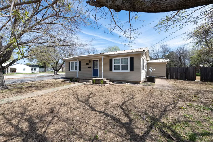 402 S Red River, Henrietta, TX 76365