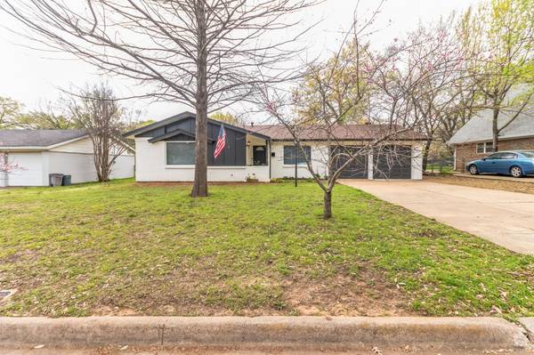 201 W Huitt Lane, Euless, TX 76040