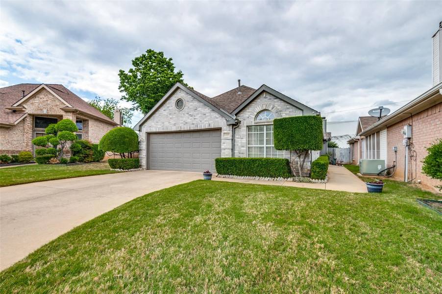 2205 Wembley Wood Lane, Bedford, TX 76022