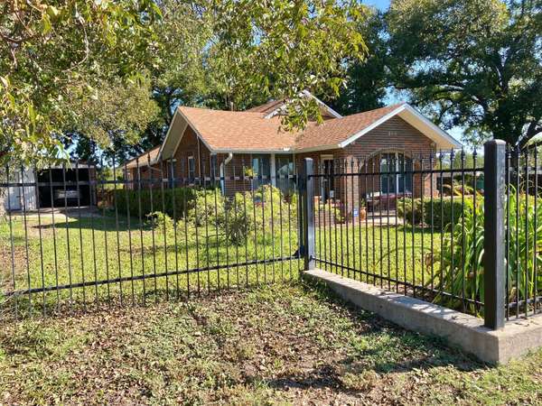 509 E Almante Avenue, De Leon, TX 76444