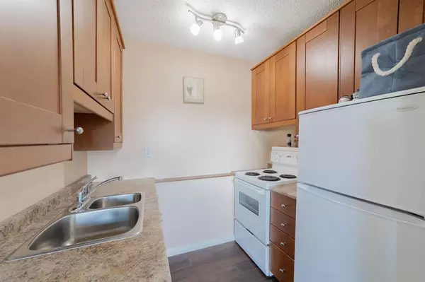 Calgary, AB T3Y0H1,4512 75 ST NW #305