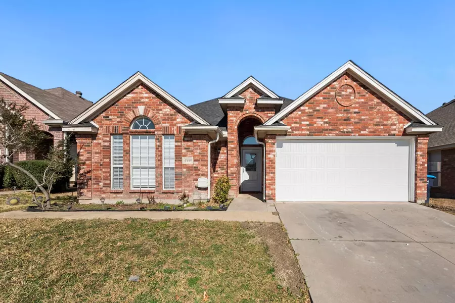 4559 Summerbrook Circle, Fort Worth, TX 76137