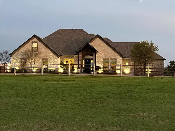 6200 Honeysuckle Road, Midlothian, TX 76065