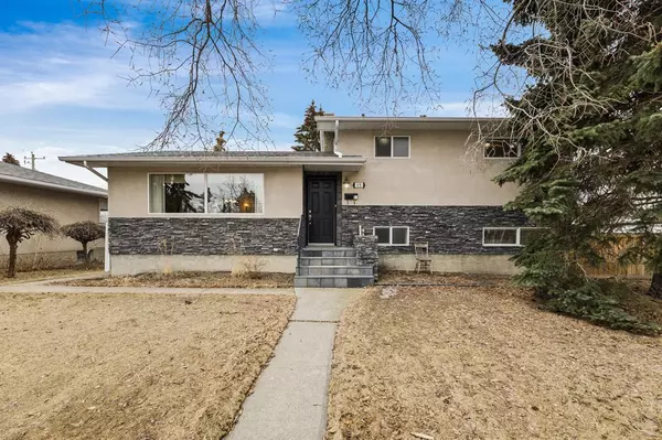 Calgary, AB T3E 4K4,15 Glenside DR SW