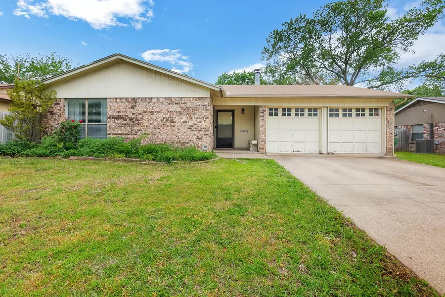 304 S Walnut Creek Drive, Mansfield, TX 76063