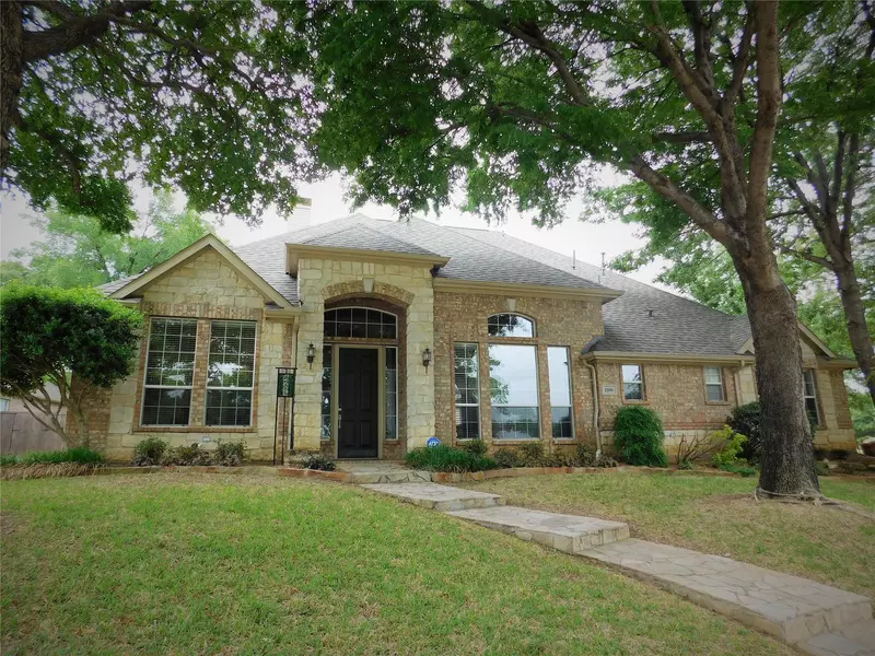 2100 Oakhollow Court, Corinth, TX 76210