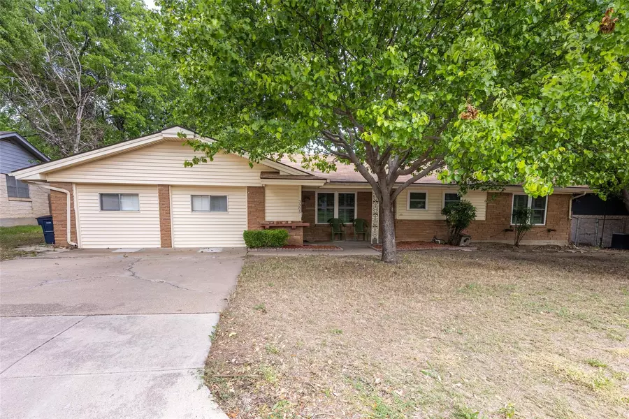 3305 Phoenix Drive, Fort Worth, TX 76116