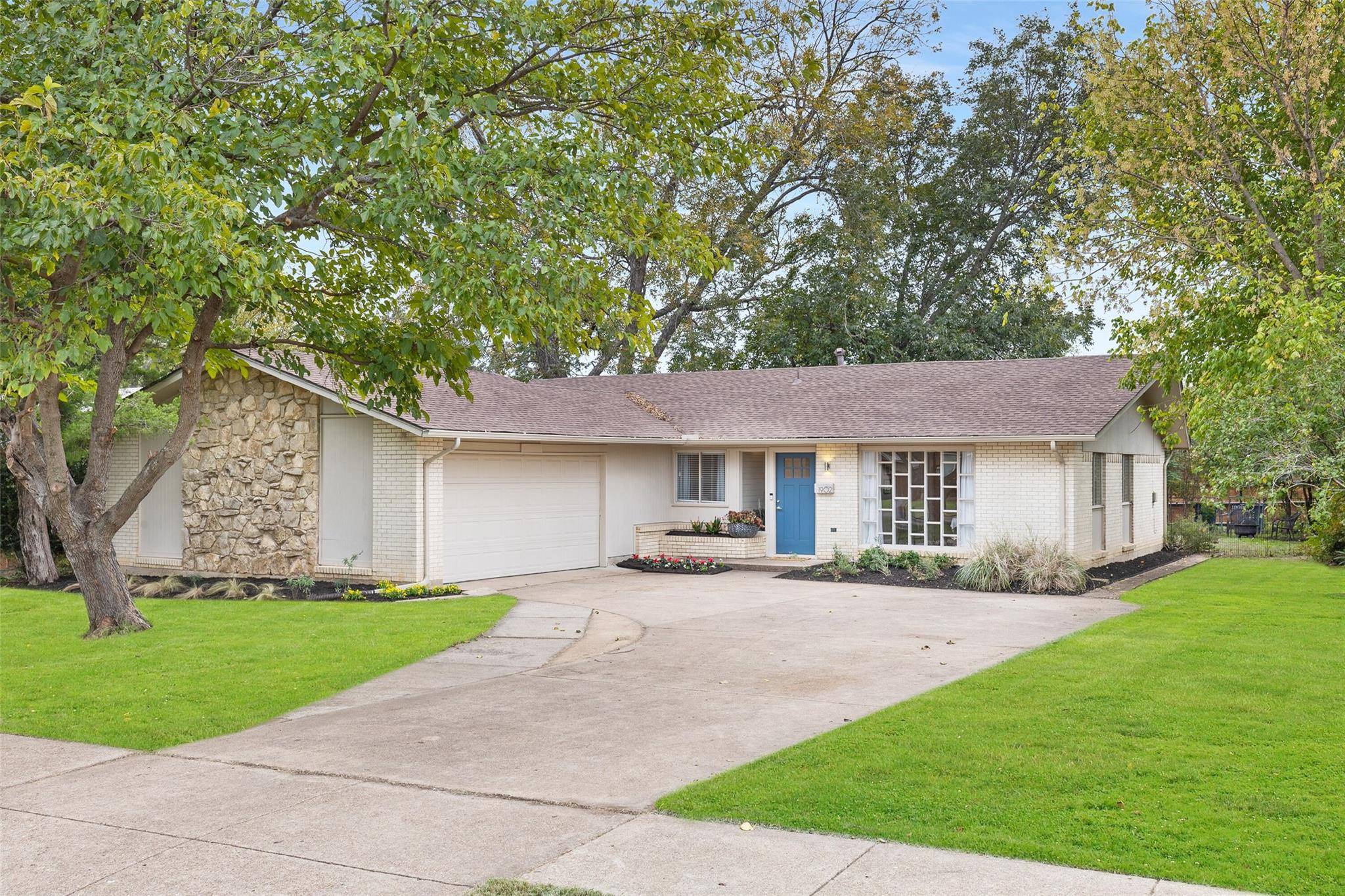 1902 Vatican Lane,  Dallas,  TX 75224