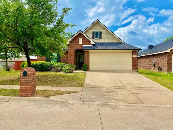 401 Crown Oaks Drive, Fort Worth, TX 76131