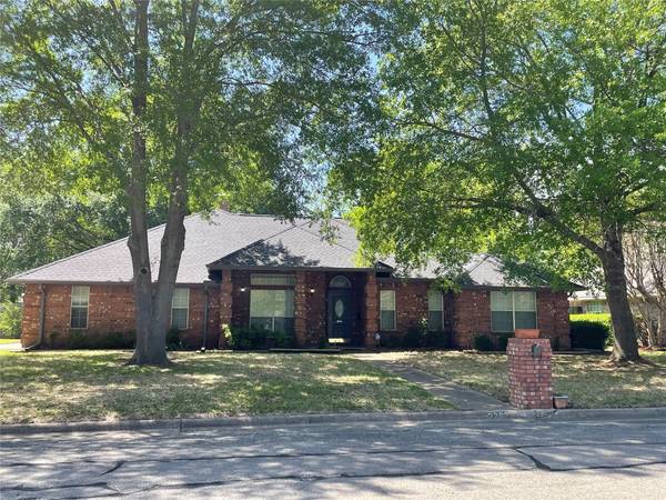 2203 Pecan Street, Bonham, TX 75418