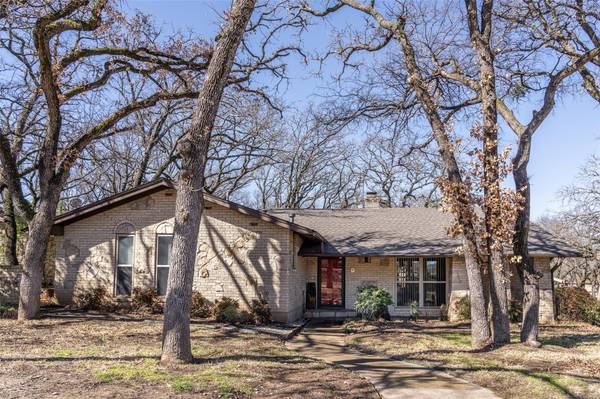 1020 Glenwick Lane, Arlington, TX 76012