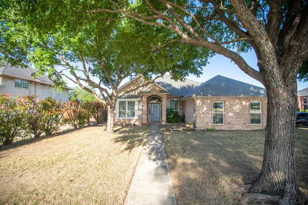 104 Clear Creek Drive, Red Oak, TX 75154