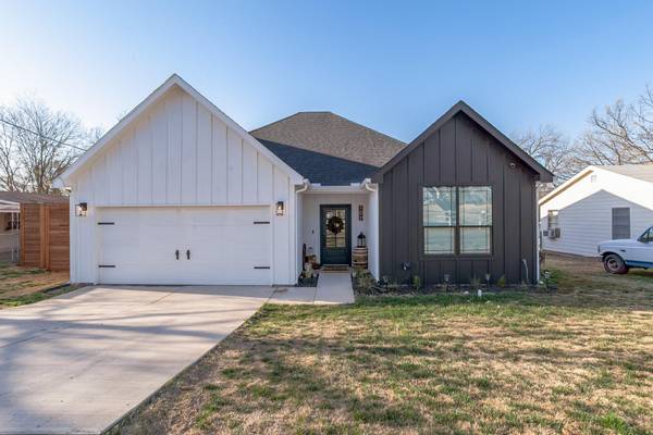 107 W Arnold Street, Granbury, TX 76048