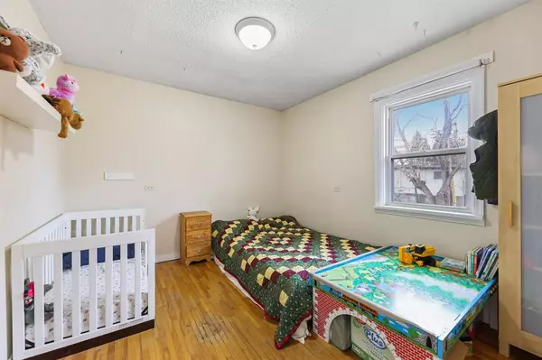 Calgary, AB T2T 4S9,2207 17B ST SW