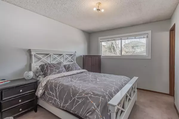 Calgary, AB T3B4P5,7716 68 AVE NW