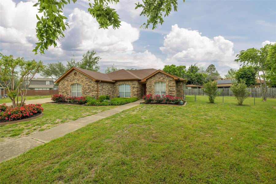 1305 Estates Boulevard, Alvarado, TX 76009