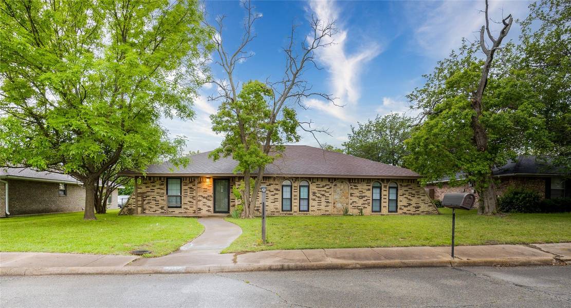 205 Highland Drive, Ennis, TX 75119