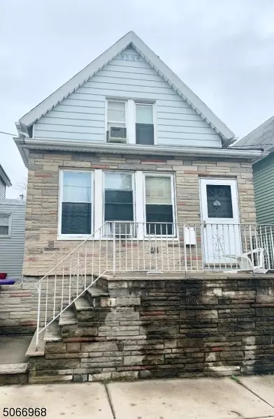 27 E 15th St, Bayonne City, NJ 07002