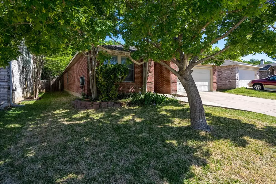 2037 Shawnee Trail, Justin, TX 76247