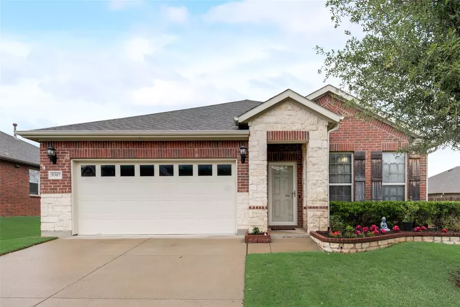 9307 Moon River Drive, Arlington, TX 76002