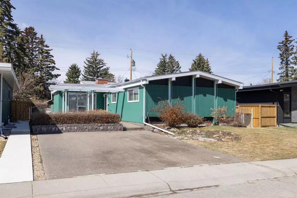 Calgary, AB T3A 0H9,4228 Vauxhall CRES NW