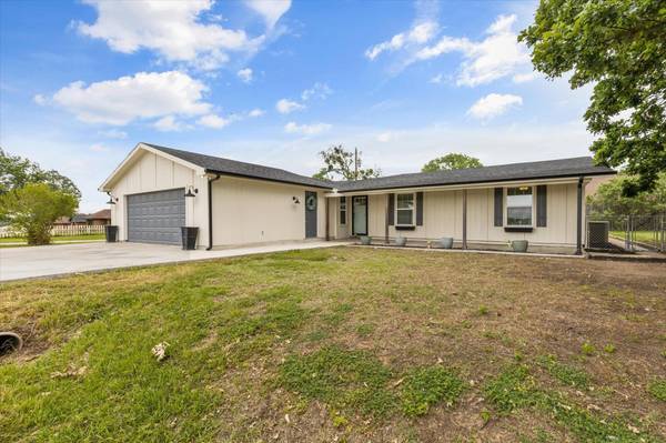 323 Mustang Trail, Granbury, TX 76049