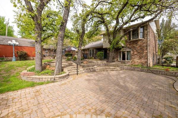 655 Springhill Drive, Hurst, TX 76054