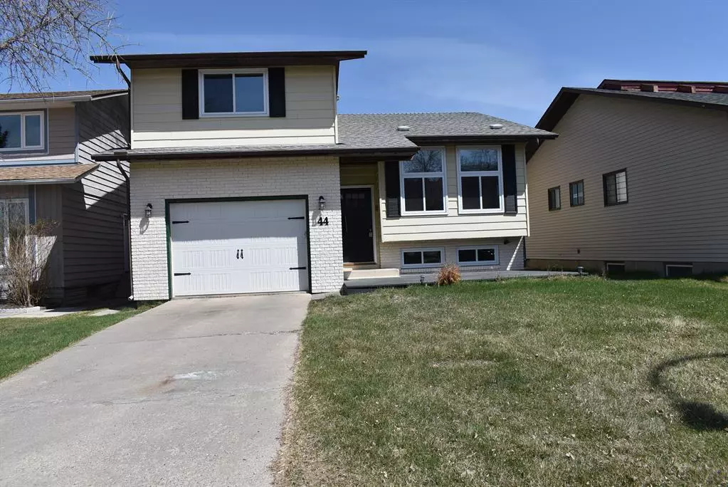 Calgary, AB T3K 1Z5,44 Berkshire CT NW