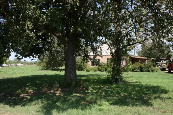 319 E Sturdivant Road, Mineral Wells, TX 76067