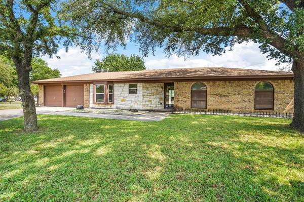 1137 S Timberline Drive, Benbrook, TX 76126