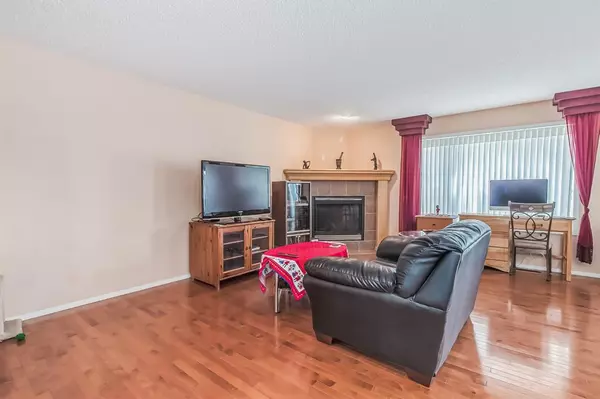 Calgary, AB T2Y 4V8,152 Everwillow GN SW