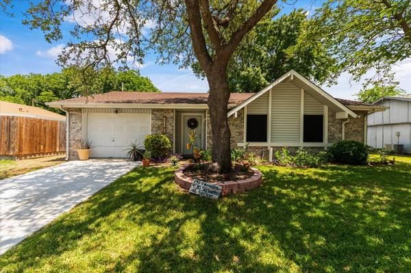 426 S Holiday Drive, Grand Prairie, TX 75052