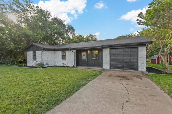 201 W Moore Street, Granbury, TX 76048