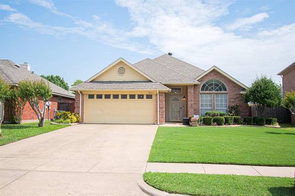 2862 Briar Hill Drive, Grand Prairie, TX 75052