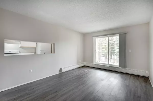 Calgary, AB T2B 3K4,21 Dover PT SE #201