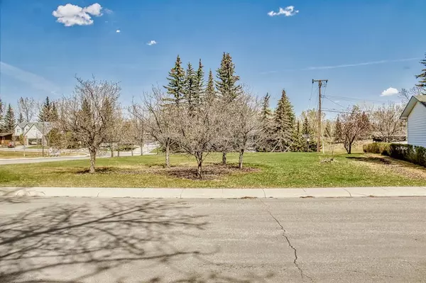 Calgary, AB T2J 2H1,7 Mapleglade Close SE