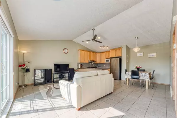 Calgary, AB T3K 6E1,82 Country Village CIR NE