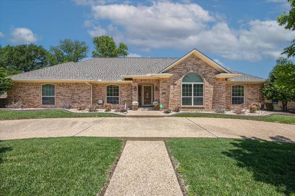 906 Hemphill Drive,  Cleburne,  TX 76033