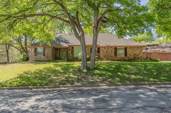 140 Willow Ridge Road, Fort Worth, TX 76103