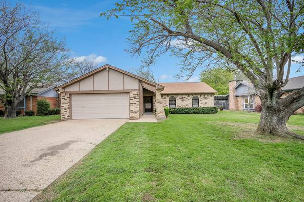 2202 Pebblecreek Drive, Cleburne, TX 76033