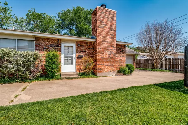 2401 Springmont Court, Arlington, TX 76012