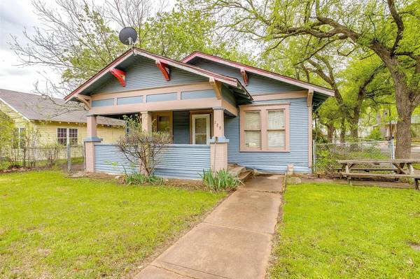 229 W Willingham Street, Cleburne, TX 76033