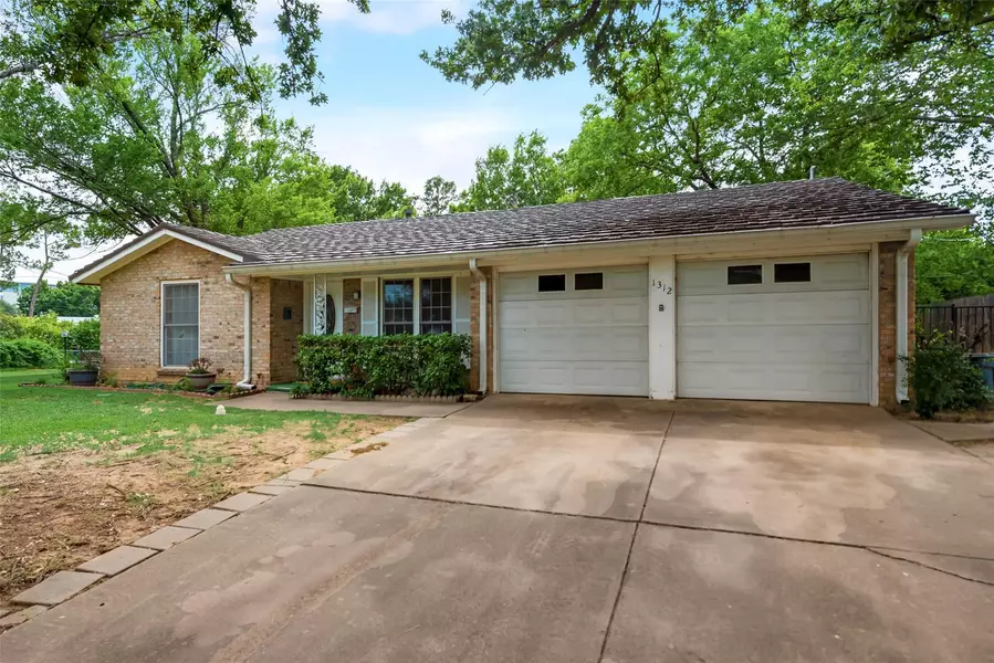 1312 Willowbrook Street, Arlington, TX 76011