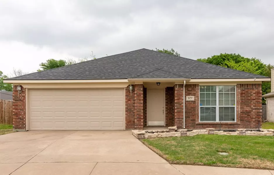 801 Deedee Creek Drive, Euless, TX 76040